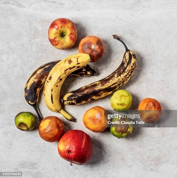 spoiled, rotten fruits - decay fotografías e imágenes de stock