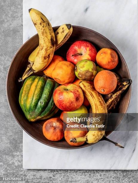 spoiled, rotten fruits - fruit decay stockfoto's en -beelden