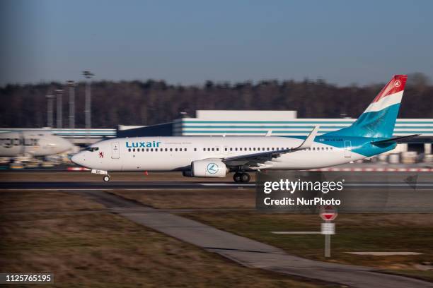 Ellx Aiplane Landing Photos and Premium High Res Pictures - Getty Images