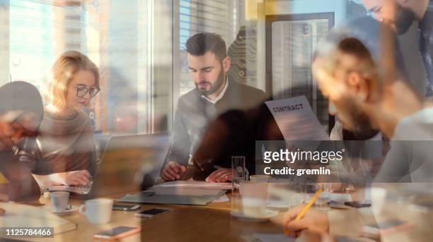 gens d’affaires de remue-méninges dans la cafétéria du bureau - abstract business meeting photos et images de collection