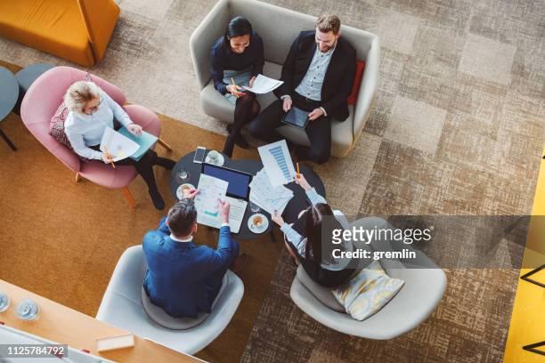 groep van mensen uit het bedrijfsleven in de cafetaria van het kantoor - business meeting stockfoto's en -beelden