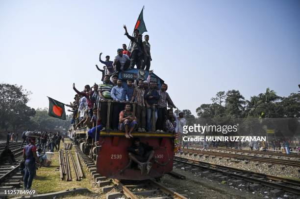Bangladeshi Muslim devotees arrive on a crowded train to take part in Akheri Munajat, or final prayers, at the Biswa Ijtema in Tongi, some 30 kms...