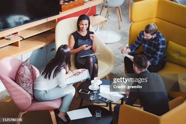 grupo de empresarios en la cafetería de la oficina - cafe business fotografías e imágenes de stock