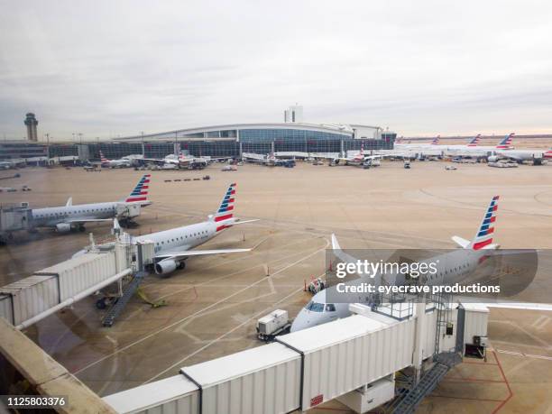 空港の滑走路とテキサス州ダラス dfw での航空機 - ダラスフォートワース空港 ストックフォトと画像