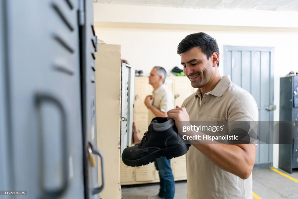 Fröhliche lateinamerikanischen Arbeiterin immer bereit, bei der Fabrik lächelnd arbeiten
