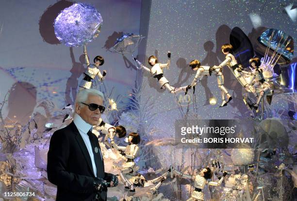 Le créateur de mode allemand Karl Lagerfeld pose, le 12 novembre 2008 devant une vitrine du grand magasin Printemps à Paris, après avoir inauguré les...