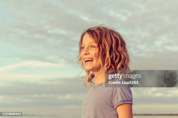 doce menina ao entardecer, brilho dourado na hora de ouro - sunrise contemplation - fotografias e filmes do acervo