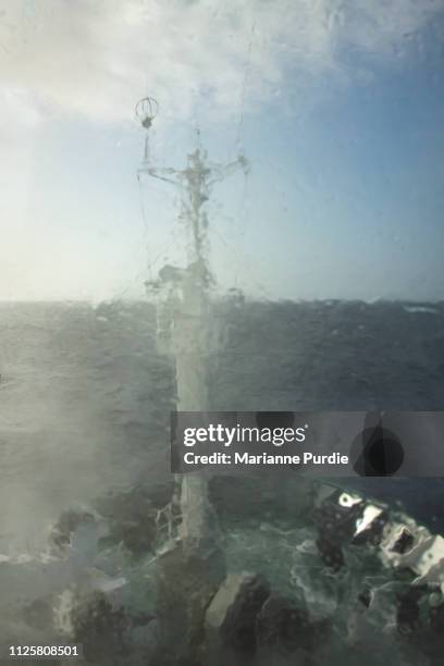 crossing the drake passage - straat drake stockfoto's en -beelden