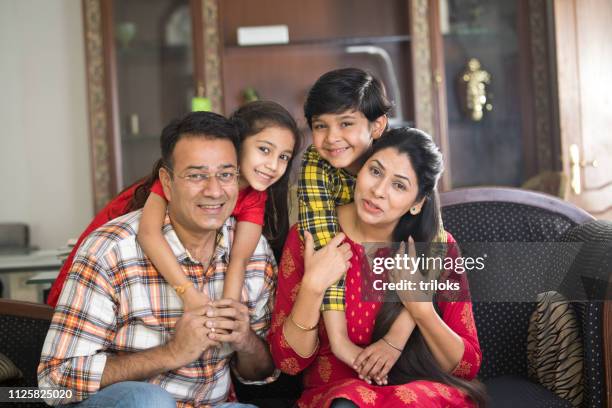indiase en gelukkige familie - indian family portrait stockfoto's en -beelden