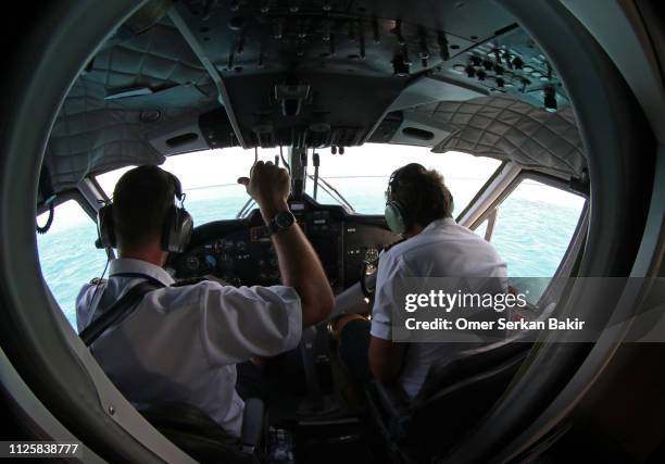 watervliegtuig en cockpit - watervliegtuig stockfoto's en -beelden