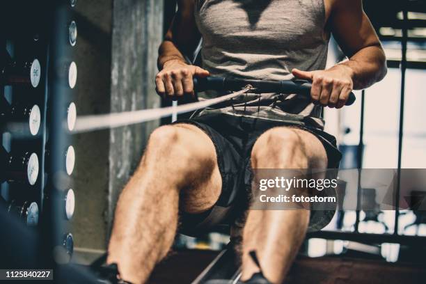 atleta con máquina de remo - ejercicio-cardiovascular fotografías e imágenes de stock