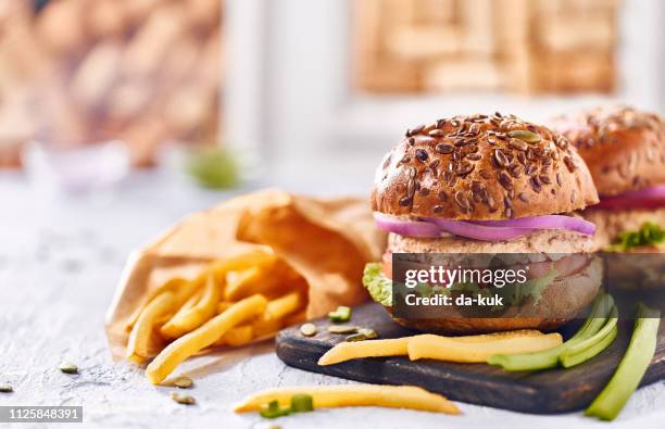 lekkere zelfgemaakte hamburger met kip - kipburger stockfoto's en -beelden