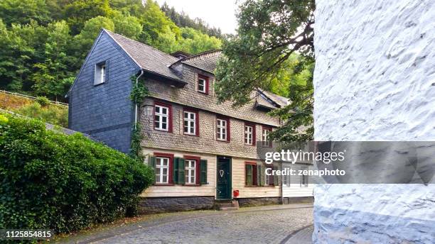 tradizionale antica casa nella rurale di monschau - the medieval city of monschau foto e immagini stock