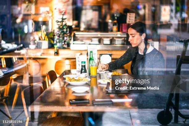 在餐館裡吃亞洲融合食物的女人 - sushi restaurant 個照片及圖片檔