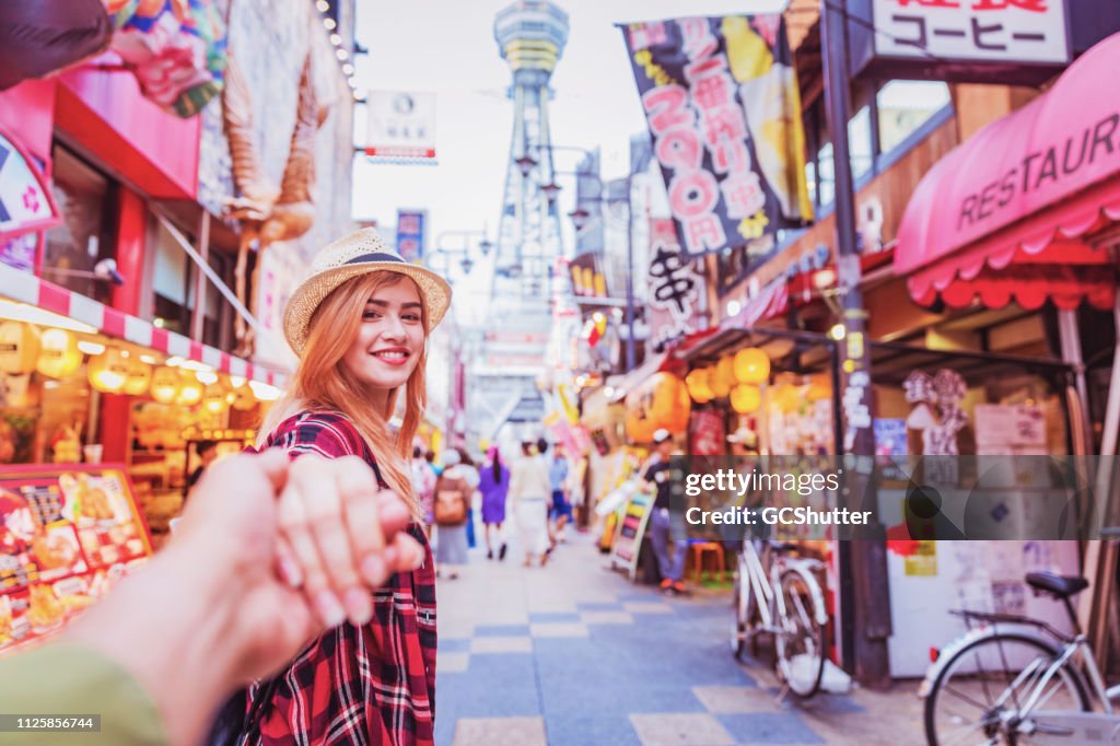 Hand in Hand und die Erkundung der berühmter Straßen von Shinsekai, Osaka, Japan