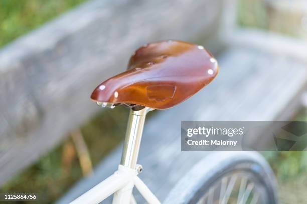 close-up of the brown leather saddle of a bicycle. - fahrradsattel stock-fotos und bilder