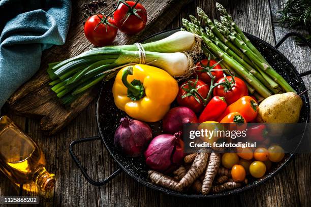 bodegón de verduras frescas - naturaleza muerta fotografías e imágenes de stock