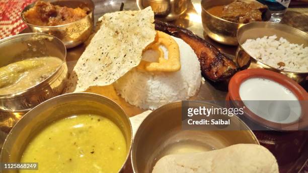 bengali indian food thali - west bengal stock-fotos und bilder