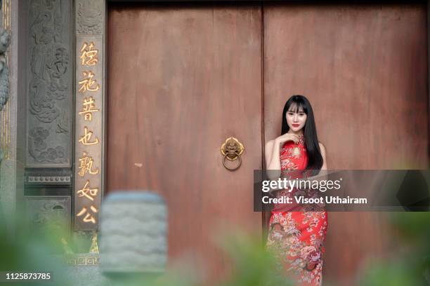 portrait beautiful young woman wearing a traditional chinese bride dress. - bride dress photos et images de collection