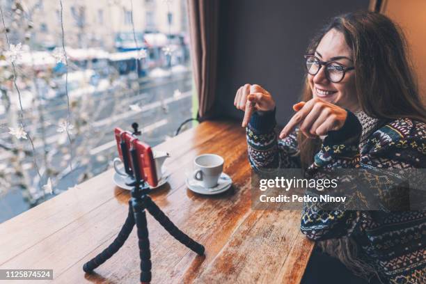 glad ung kvinna vlogging på café - stativ bildbanksfoton och bilder