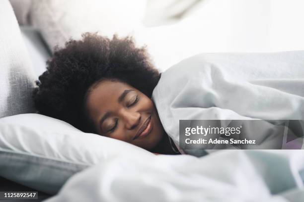 sommeil résout tout - comfortable photos et images de collection