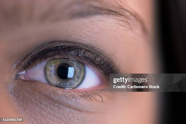 precioso ojo de chica - iris ojo stockfoto's en -beelden