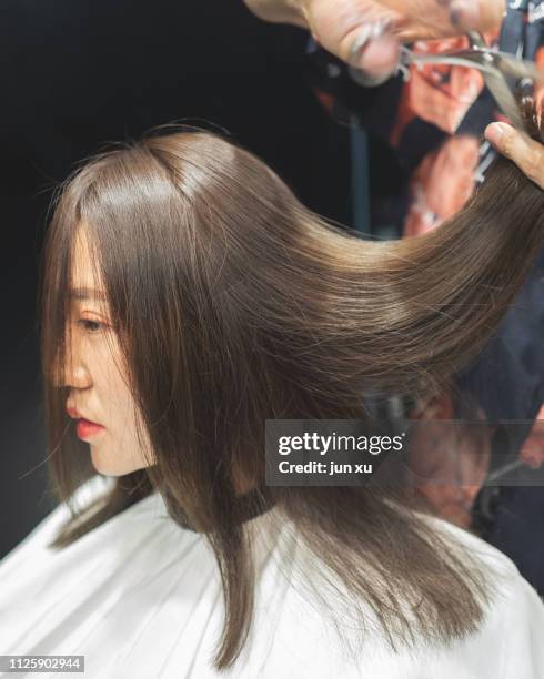 the hairdresser is fixing a girl's hair - stratum corneum 個照片及圖片檔