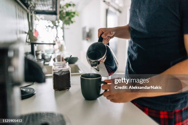 preparar la primera taza de café en la mañana - preparación fotografías e imágenes de stock