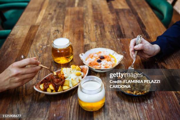 table with food - cuisine du monde photos et images de collection