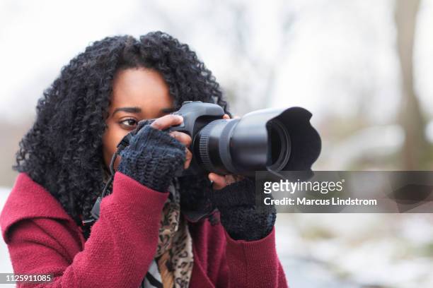 fotografin, die aufnahme eines bildes - spiegelreflexkamera stock-fotos und bilder