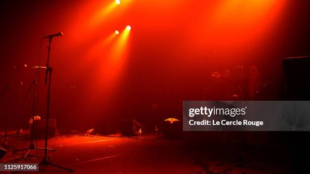 red stage in paris - concierto escenario fotografías e imágenes de stock