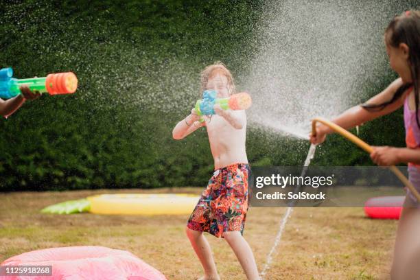 lucha de pistola - pistola de agua fotografías e imágenes de stock