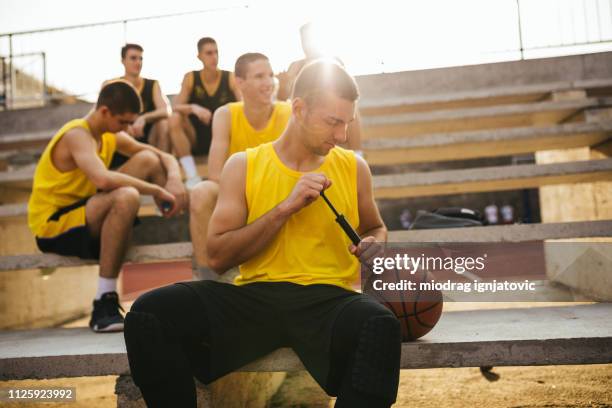 de bal voor basketbal pompen - pomp stockfoto's en -beelden