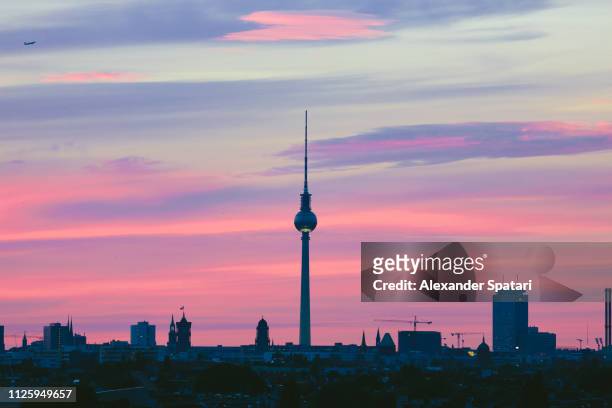berlin skyline at sunset with berlin tv tower, germany - berlin fernsehturm stock-fotos und bilder