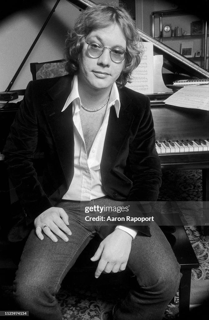 Warren Devone Singer songwriter Warren Zevon poses for a portrait in December 1979 ...