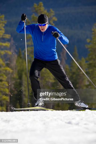 herren-ski langlauf skate - langlaufski stock-fotos und bilder