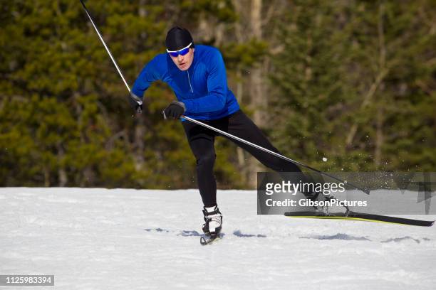 herren-ski langlauf skate - langlaufski stock-fotos und bilder