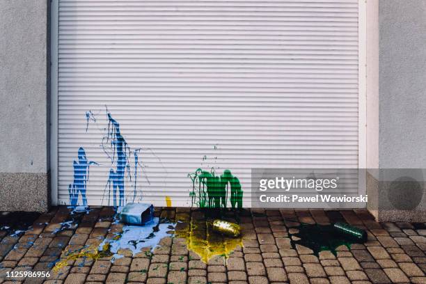 paint stains on garage door - vandalism 個照片及圖片檔