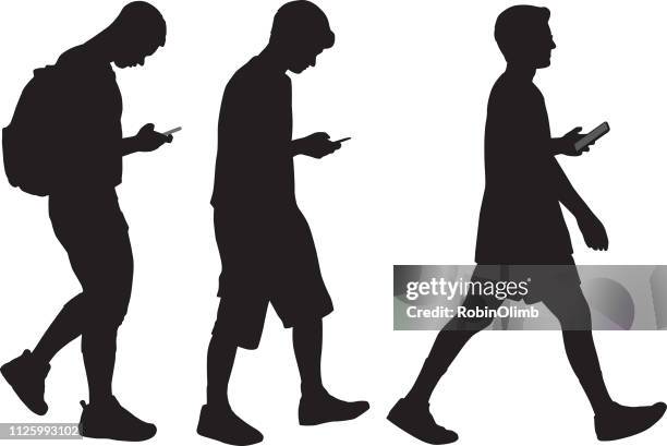ilustraciones, imágenes clip art, dibujos animados e iconos de stock de tres jóvenes con teléfonos inteligentes caminando - chico movil
