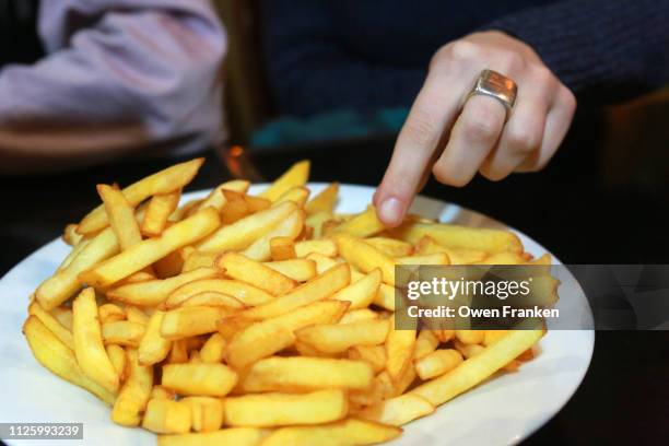 a plate of french fried potatoes in a paris bistro - batata frita francesa imagens e fotografias de stock