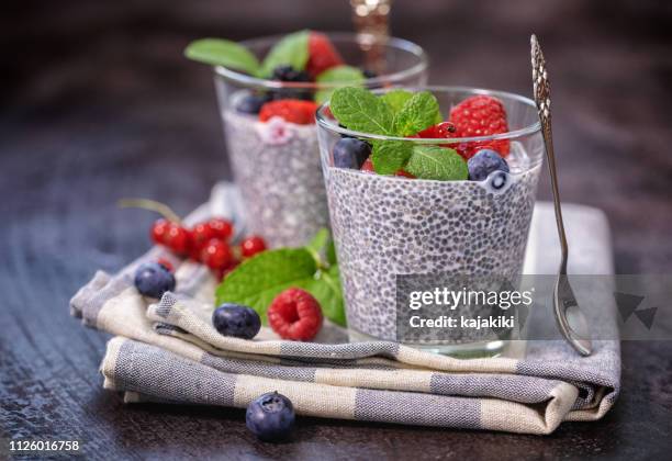 chia zaad pudding met verse bessen voor het ontbijt - mousse stockfoto's en -beelden