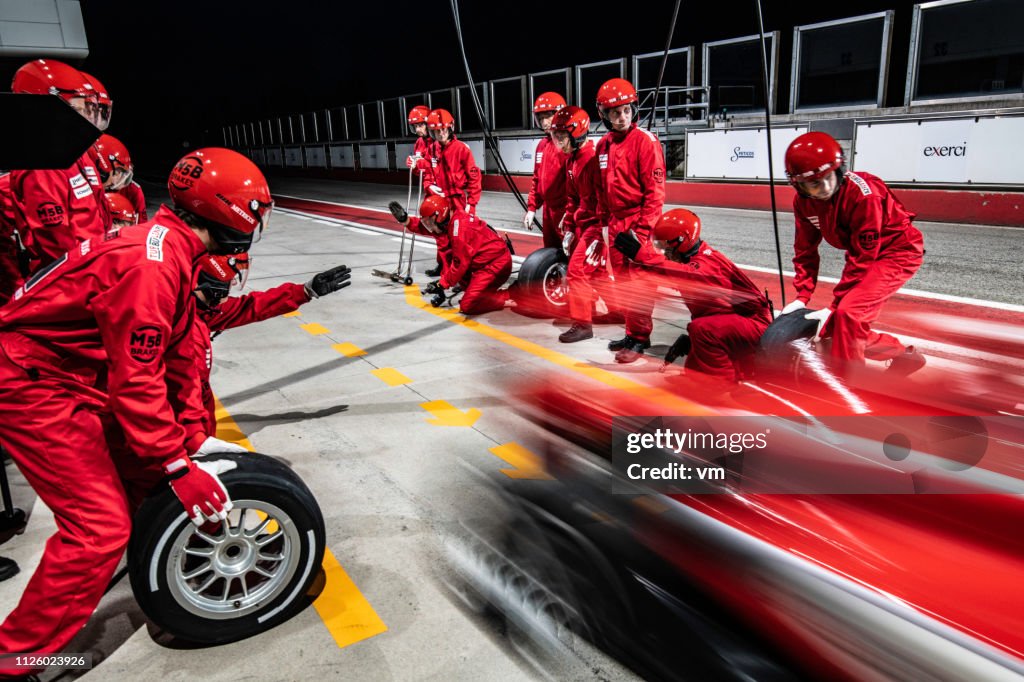 Roten Formel-Rennwagen Boxenstopp verlassen