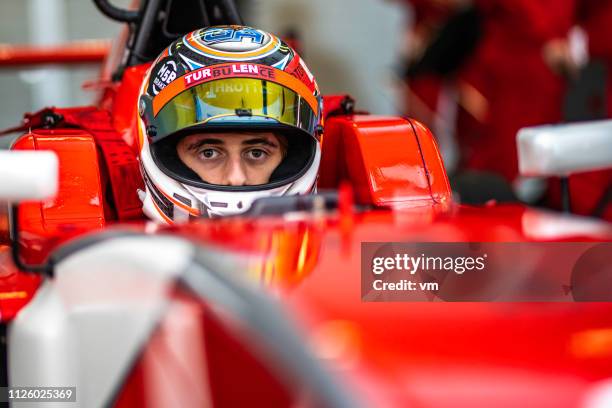 piloto de carreras de monoplazas - piloto de coches de carrera fotografías e imágenes de stock