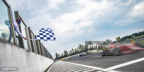 end of the race - bandeira de chegada imagens e fotografias de stock