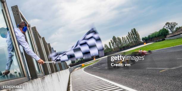 フィニッシュ ラインに向かってスピード式レースカー - サーキット ストックフォトと画像