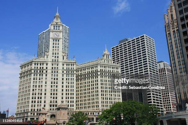 wrigley building and tribune tower in chicago, us - tribune tower fotografías e imágenes de stock