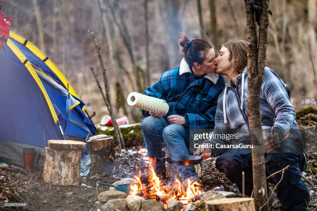 Pareja Adulto Medio Besos De Fogata Y Camping Foto de stock - Getty Images