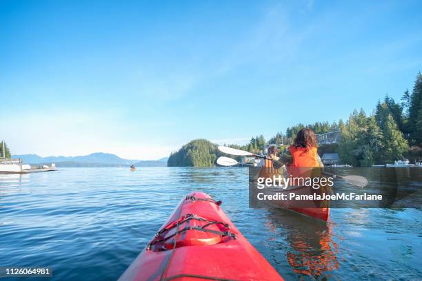persoonlijk perspectief van ocean kayaker na multi-etnische familie in kano - emir of kano stockfoto's en -beelden