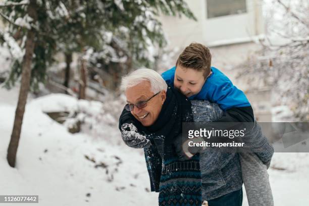 winterspaß im schnee - grandfather child snow winter stock-fotos und bilder