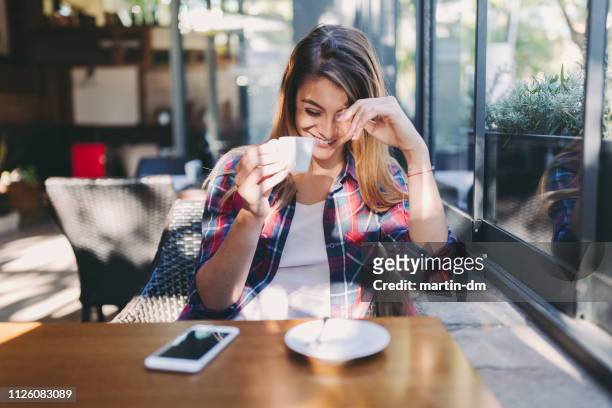愉快的婦女在咖啡館笑 - 害羞的 個照片及圖片檔